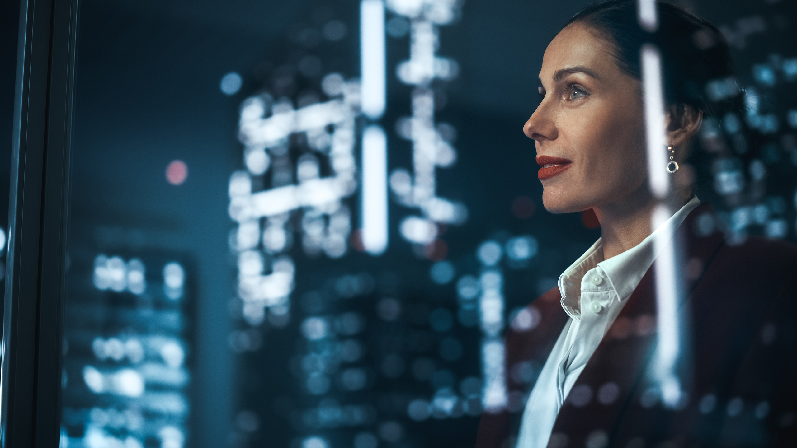 Business woman image promoting Free Metrigy report: The Real-World Benefits of UC