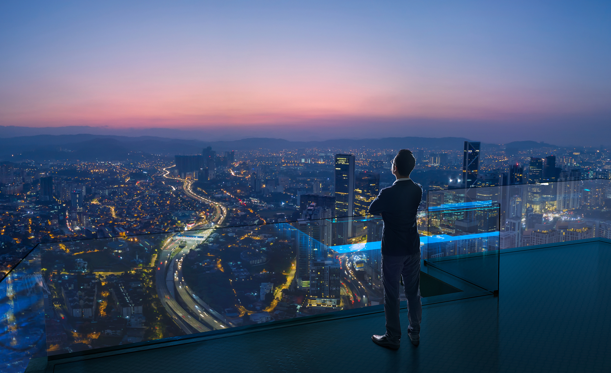 Cisco Prime Collaboration replacement - Businessman overlooking city landscape