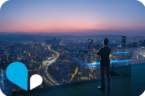VOSS case study - Tier 1 Provider selects VOSS to monitor and manage over 400k users - Business man looking over balcony at night view