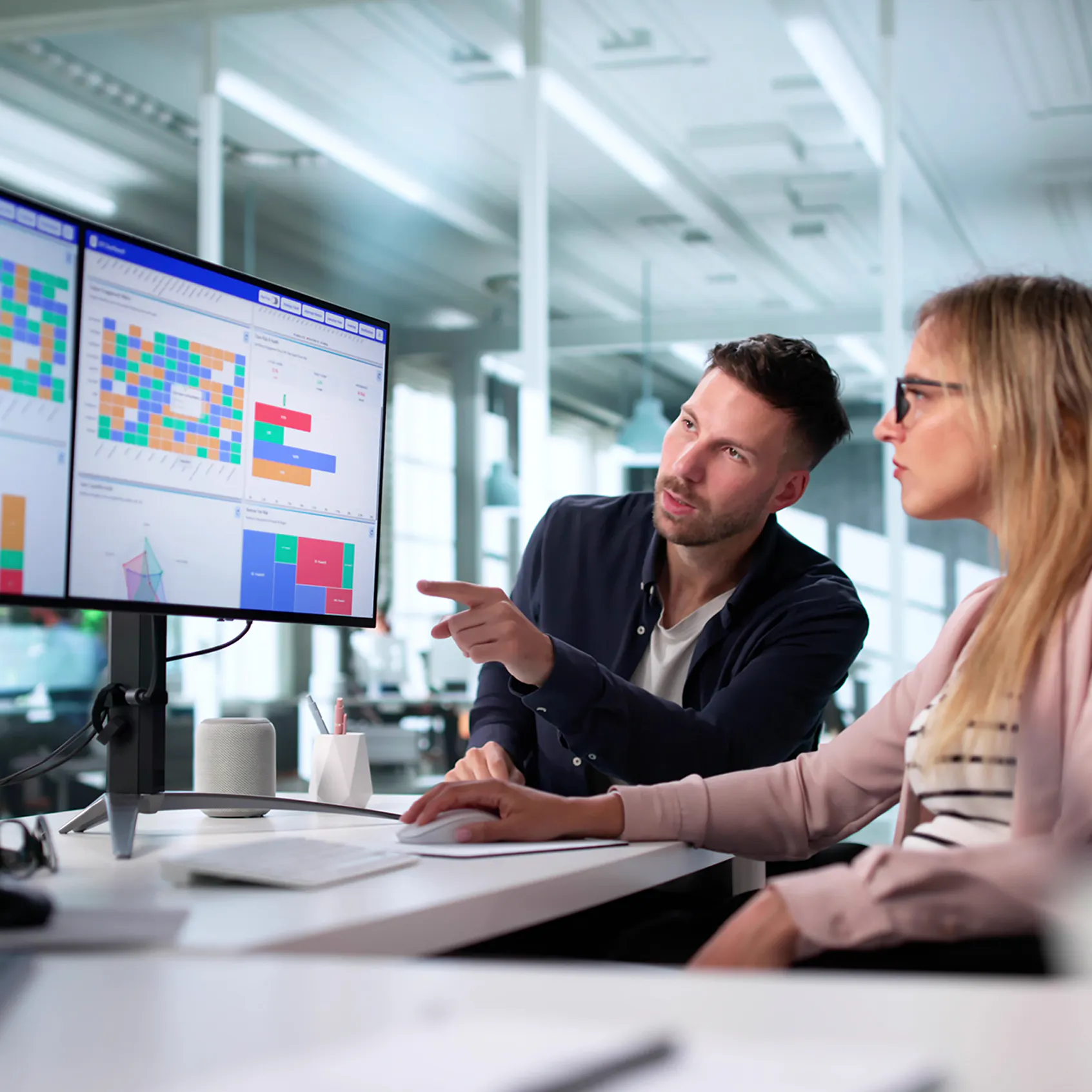 Young Data Analyst Predicts High Performance Using VOSS UC analytics.
